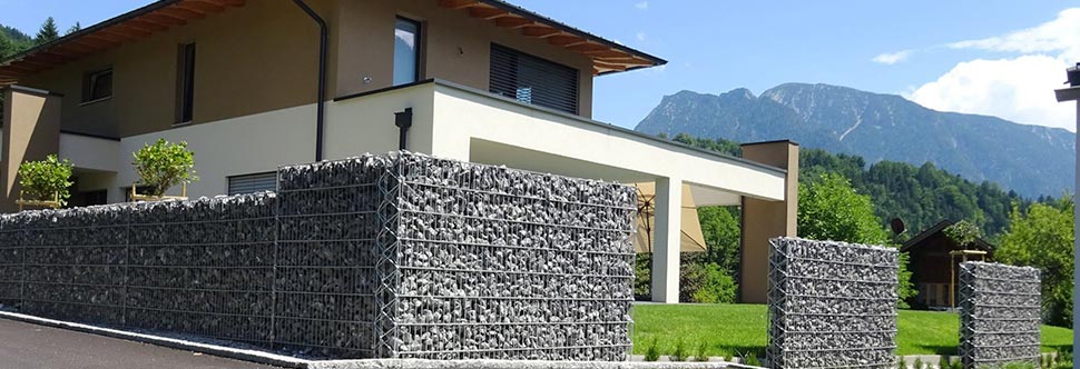 Steinzaun 25cm gefüllt mit Kalkbruch anthrazit-weiß.